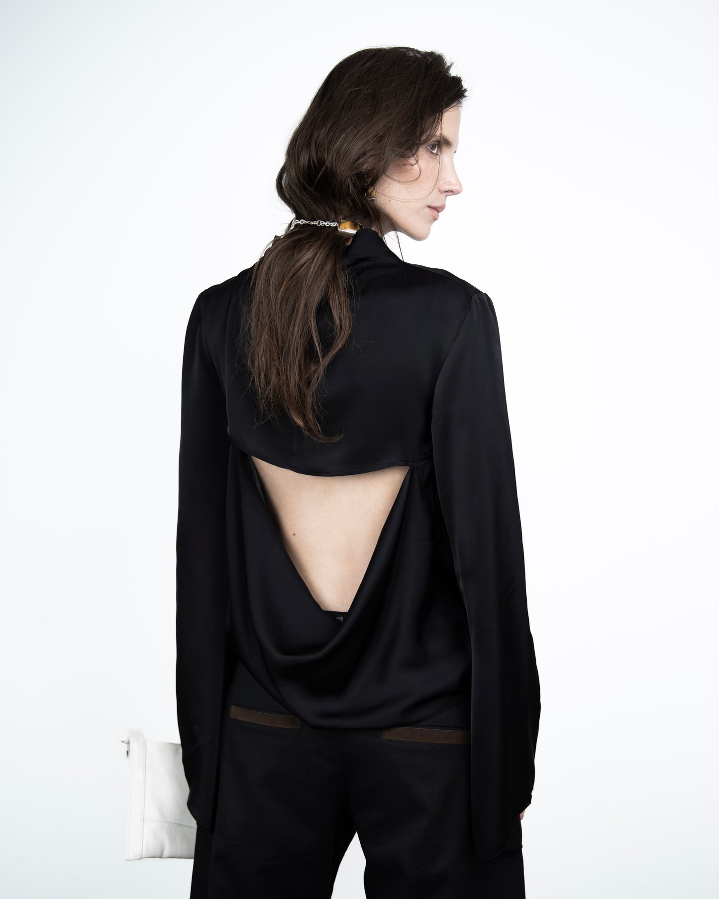 Blusa Dégagé Acetinada Preta