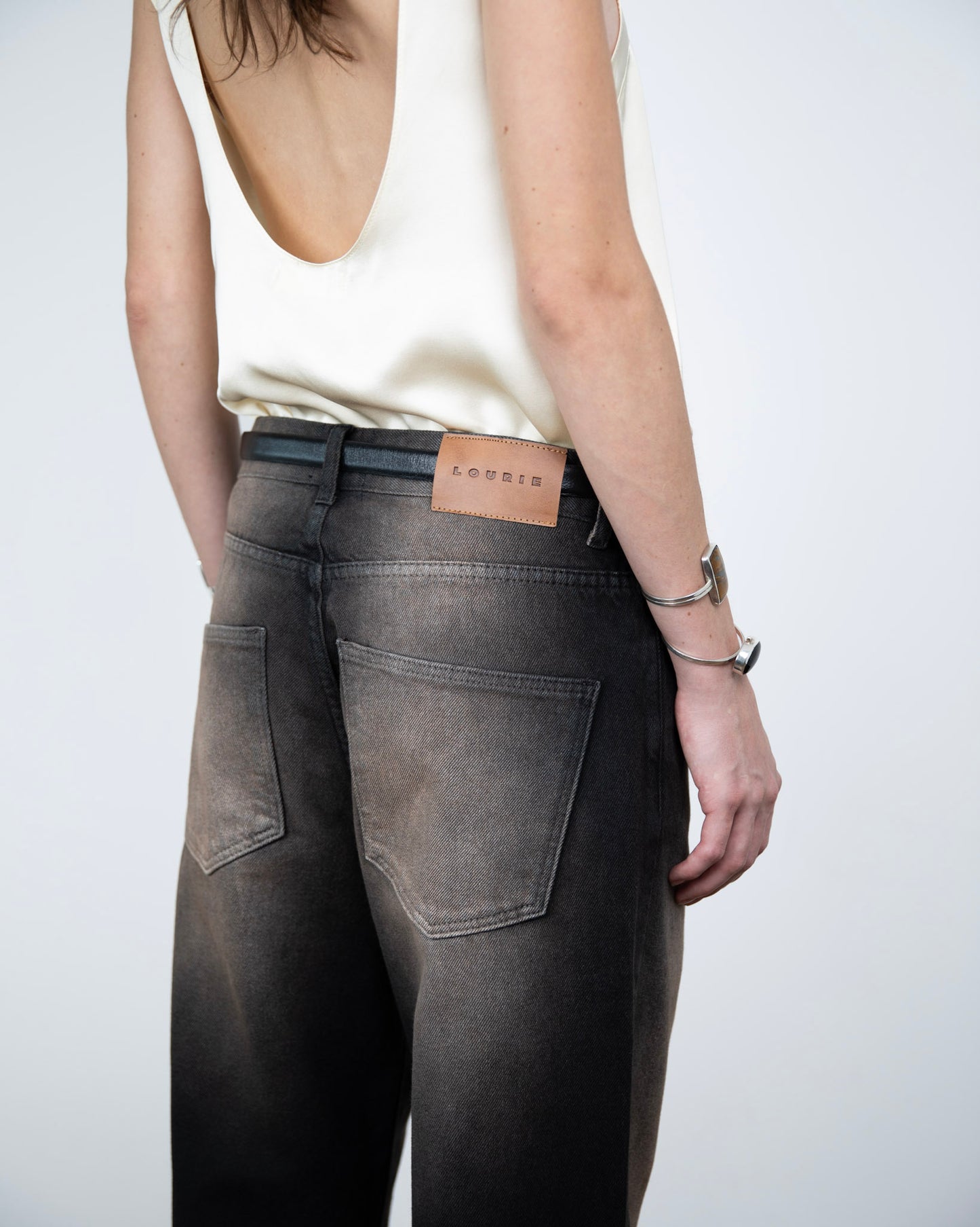 Calça Jeans Barra Cartas Bordadas Marrom Estonada