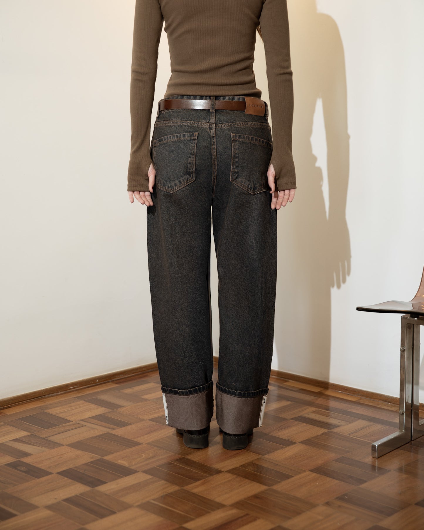 Calça Jeans Barra Cartas Bordadas Marrom