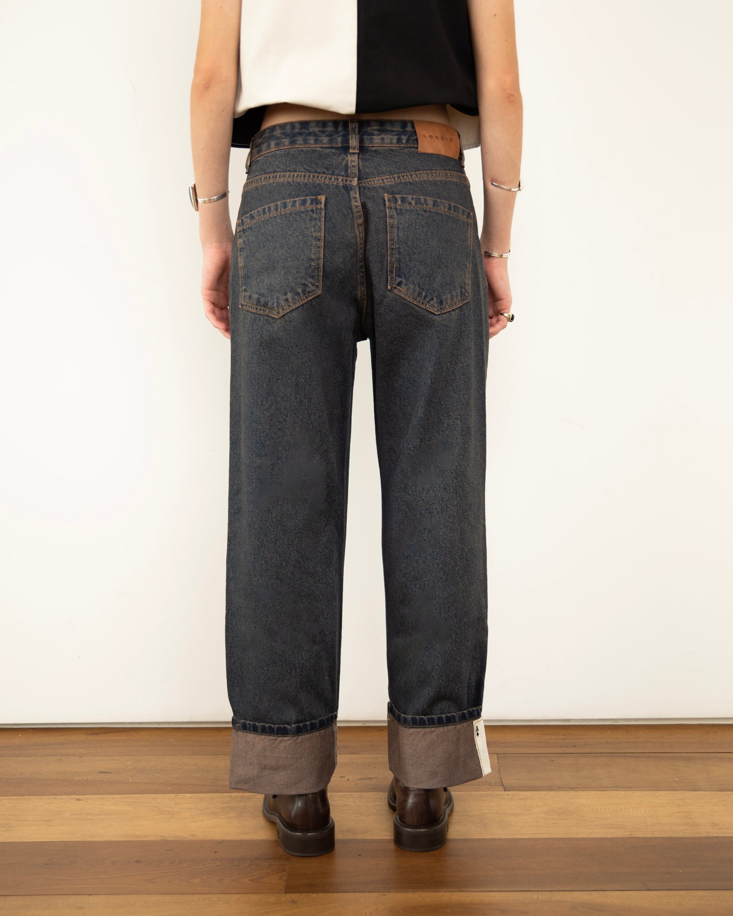 Calça Jeans Barra Cartas Bordadas Marrom