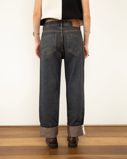 Calça Jeans Barra Cartas Bordadas Marrom