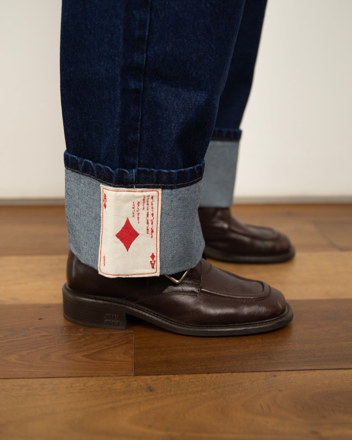 Calça Jeans Barra Cartas Bordadas