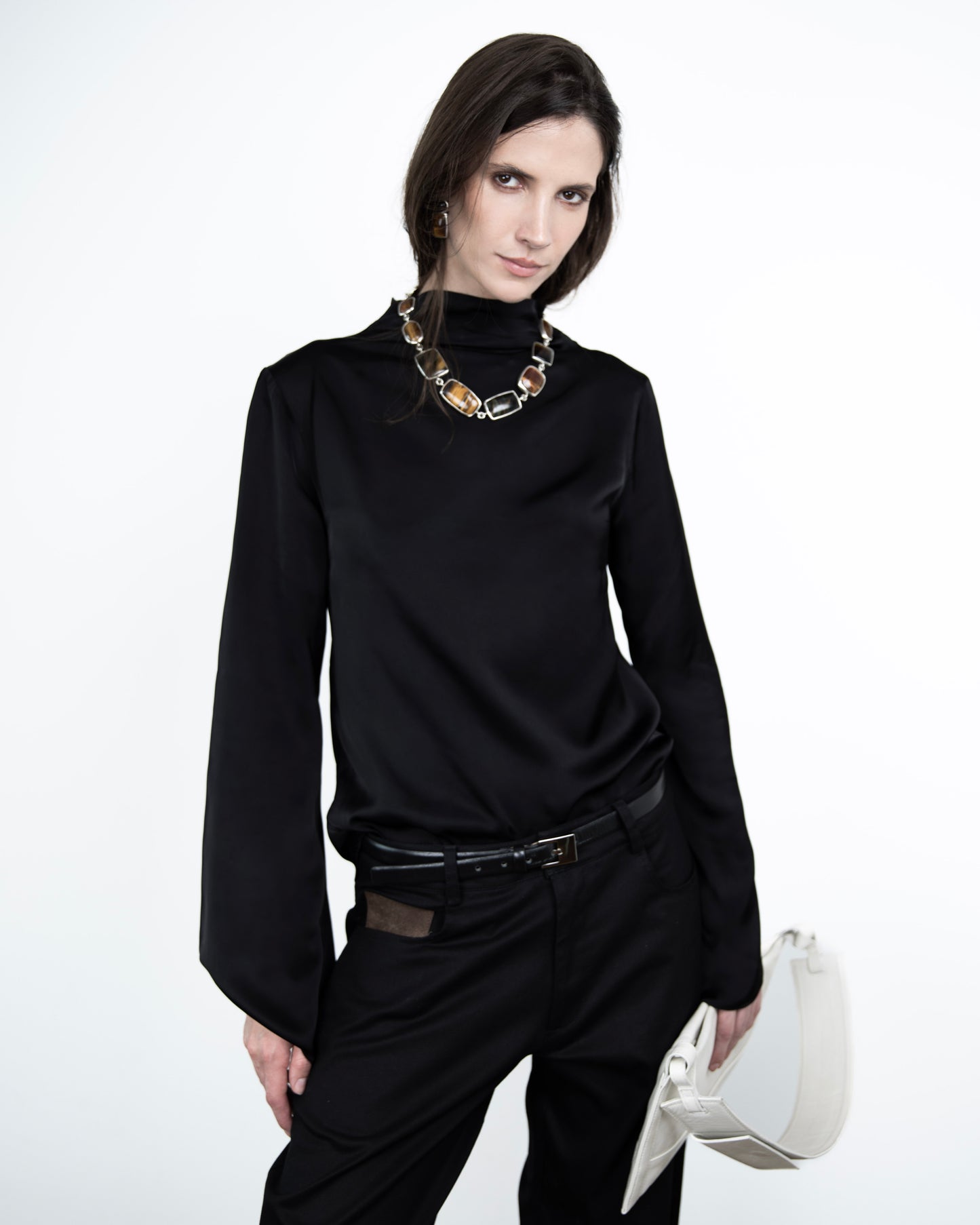 Blusa Dégagé Acetinada Preta