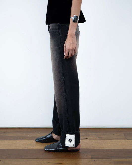 Calça Jeans Barra Cartas Bordadas Marrom Estonada