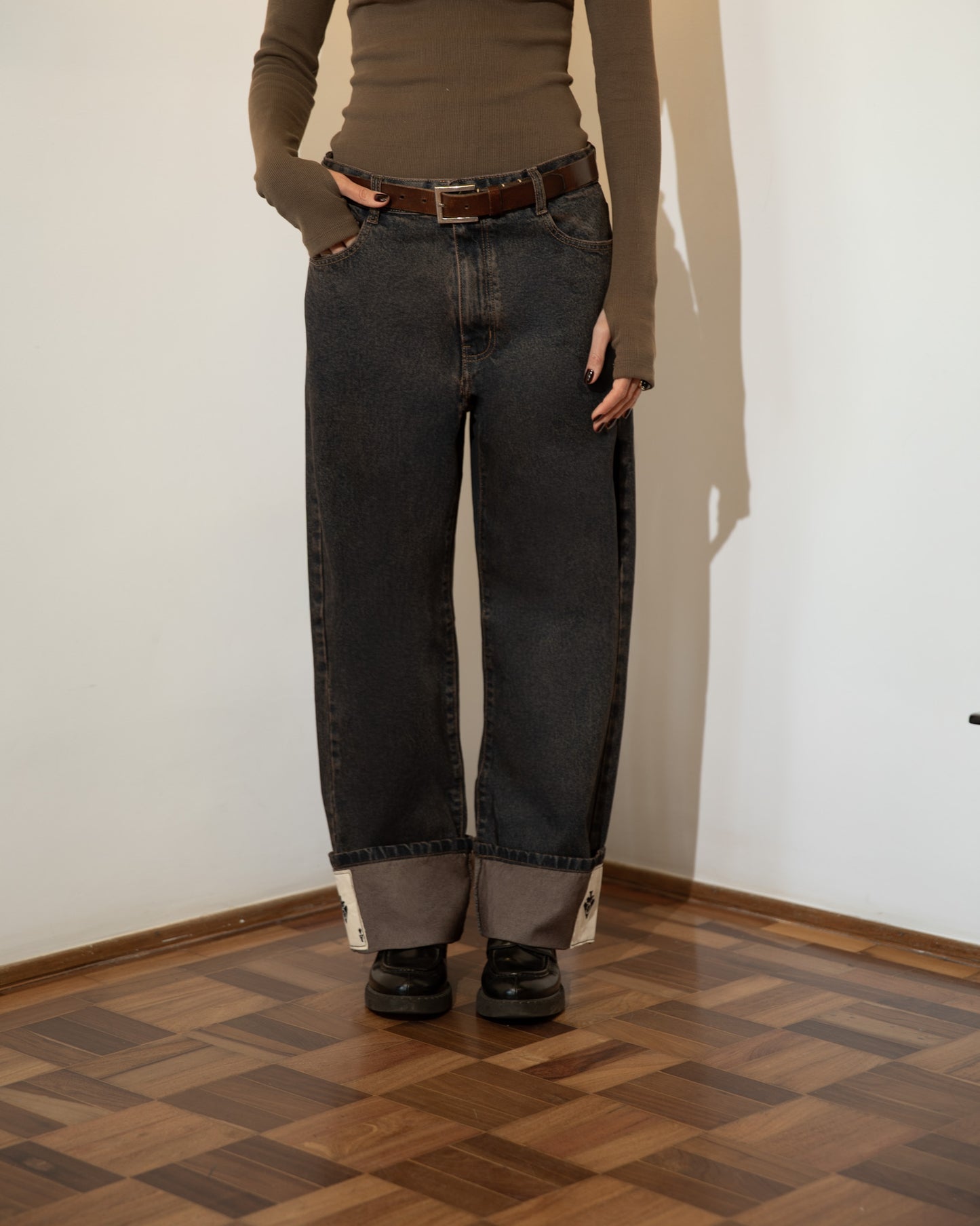 Calça Jeans Barra Cartas Bordadas Marrom