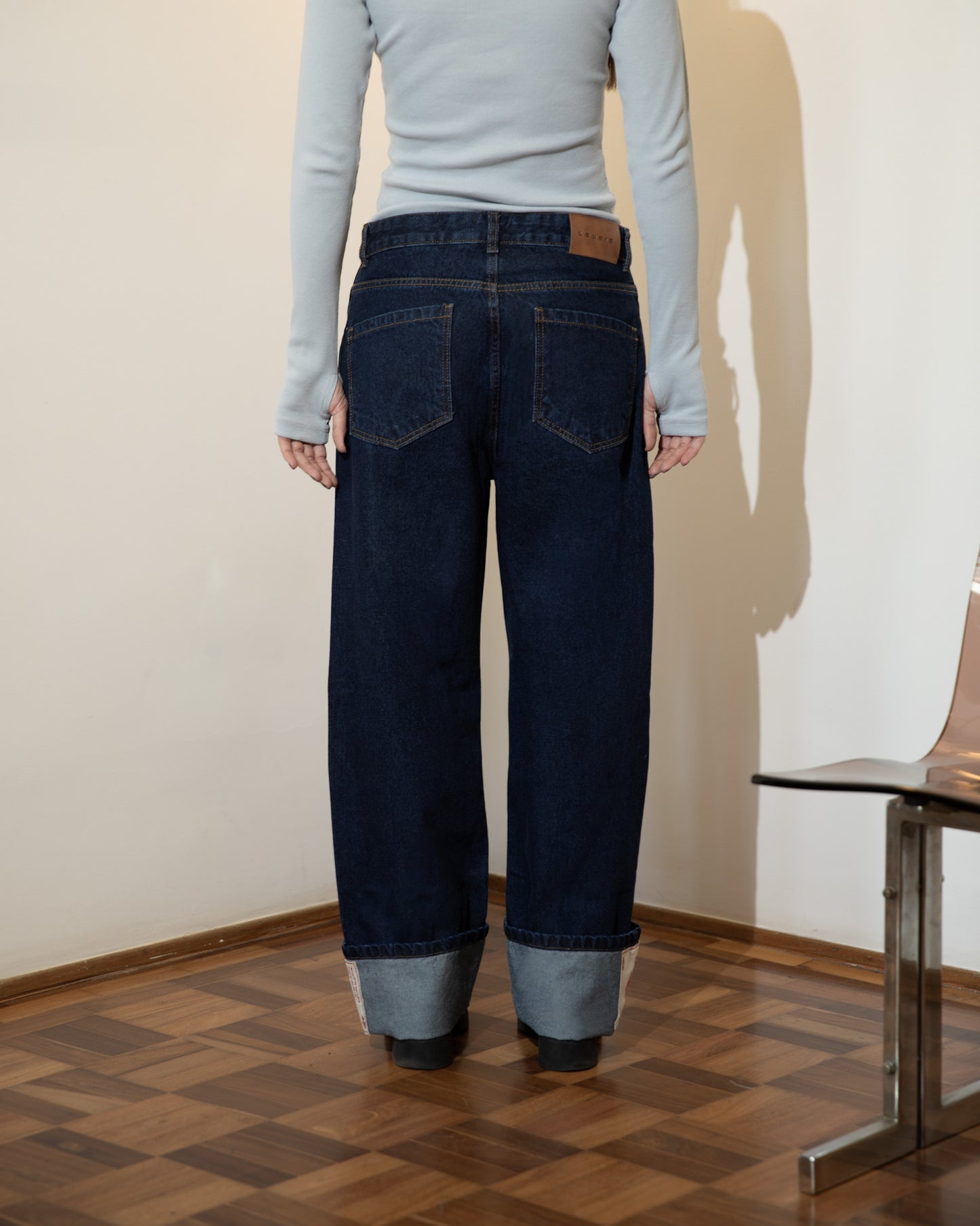 Calça Jeans Barra Cartas Bordadas