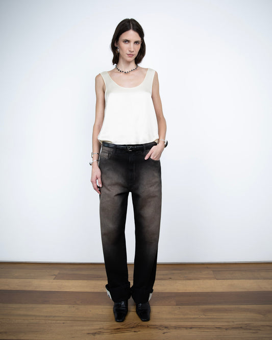 Calça Jeans Barra Cartas Bordadas Marrom Estonada