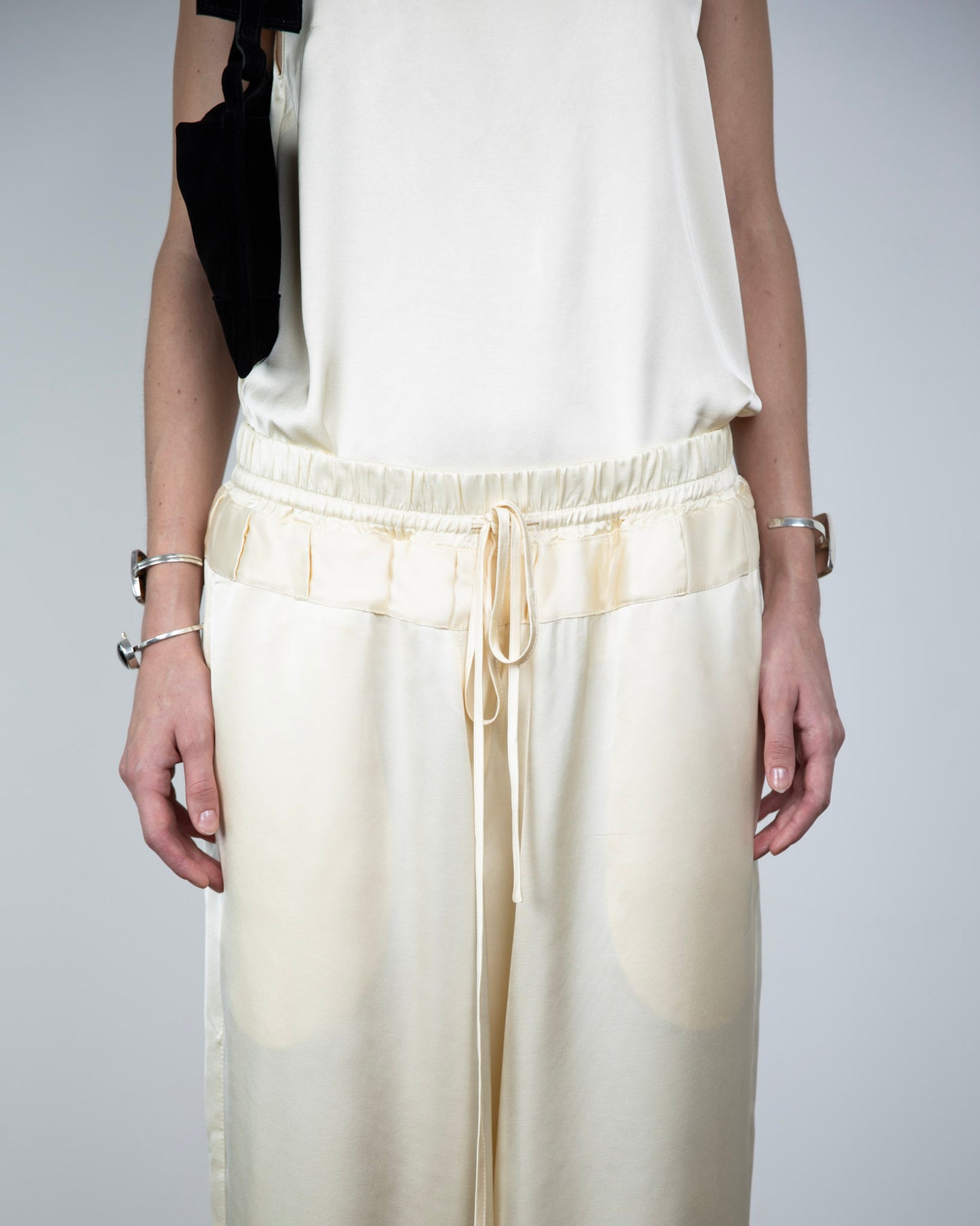 Calça Instinto Acetinada Creme