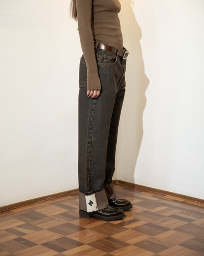 Calça Jeans Barra Cartas Bordadas Marrom