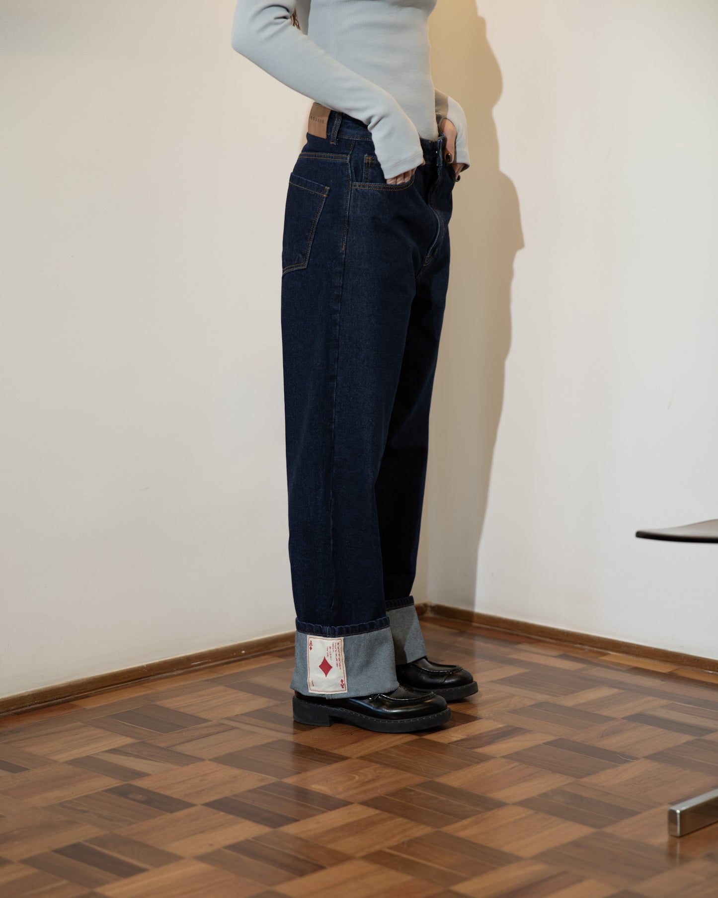 Calça Jeans Barra Cartas Bordadas