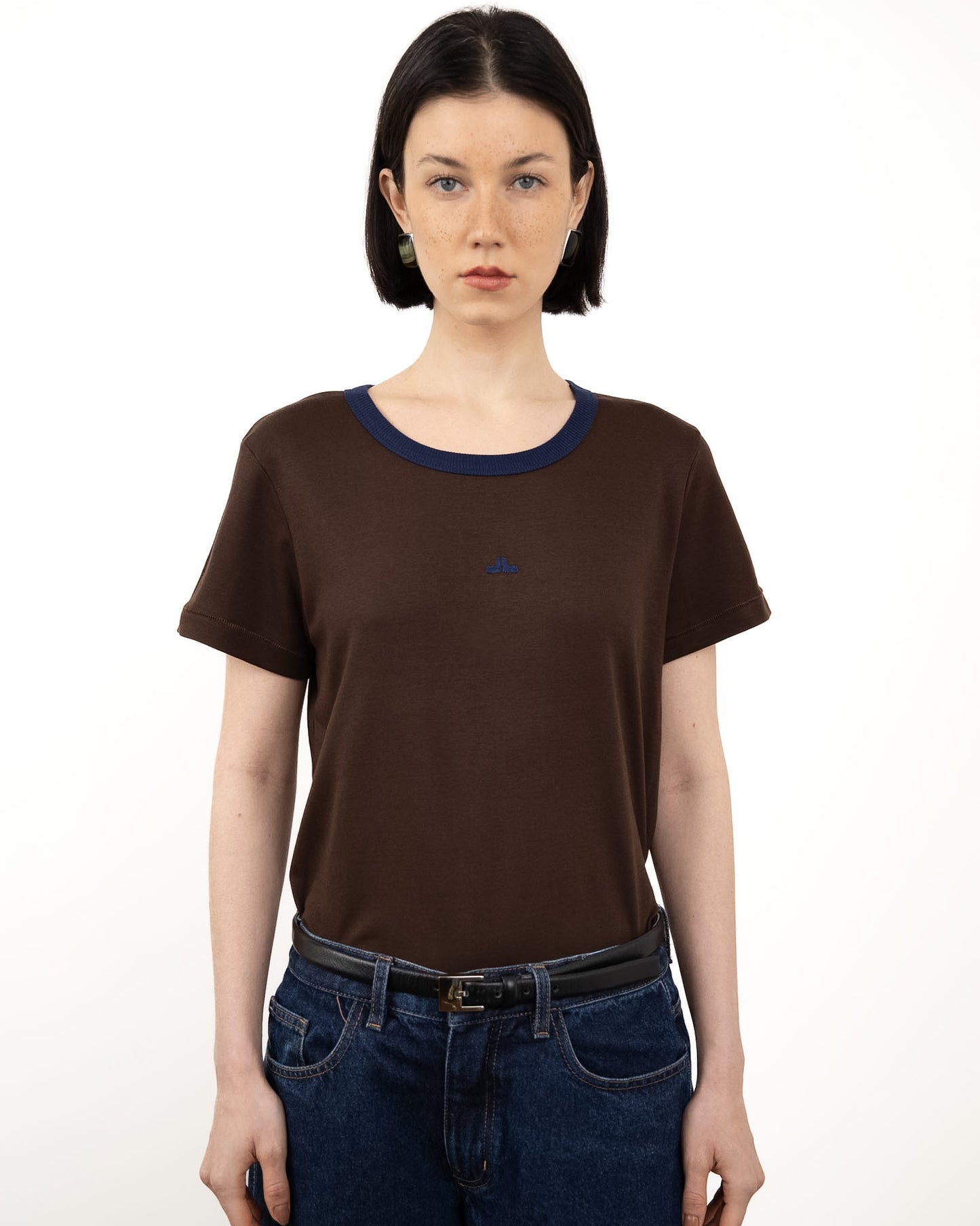 Baby Tee Marrom com Gola e Bordado Azul marinho