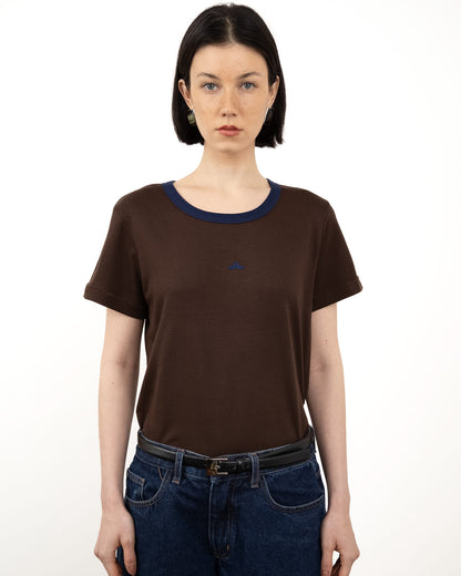 Baby Tee Marrom com Gola e Bordado Azul marinho