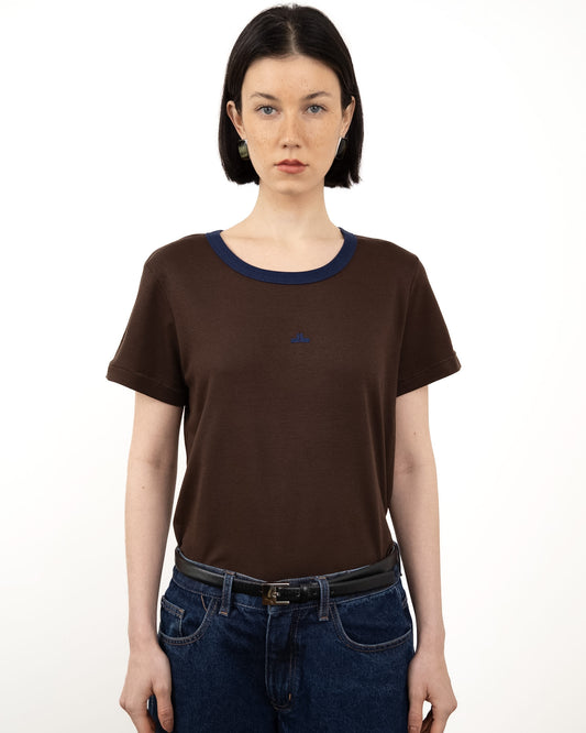 Baby Tee Marrom com Gola e Bordado Azul marinho